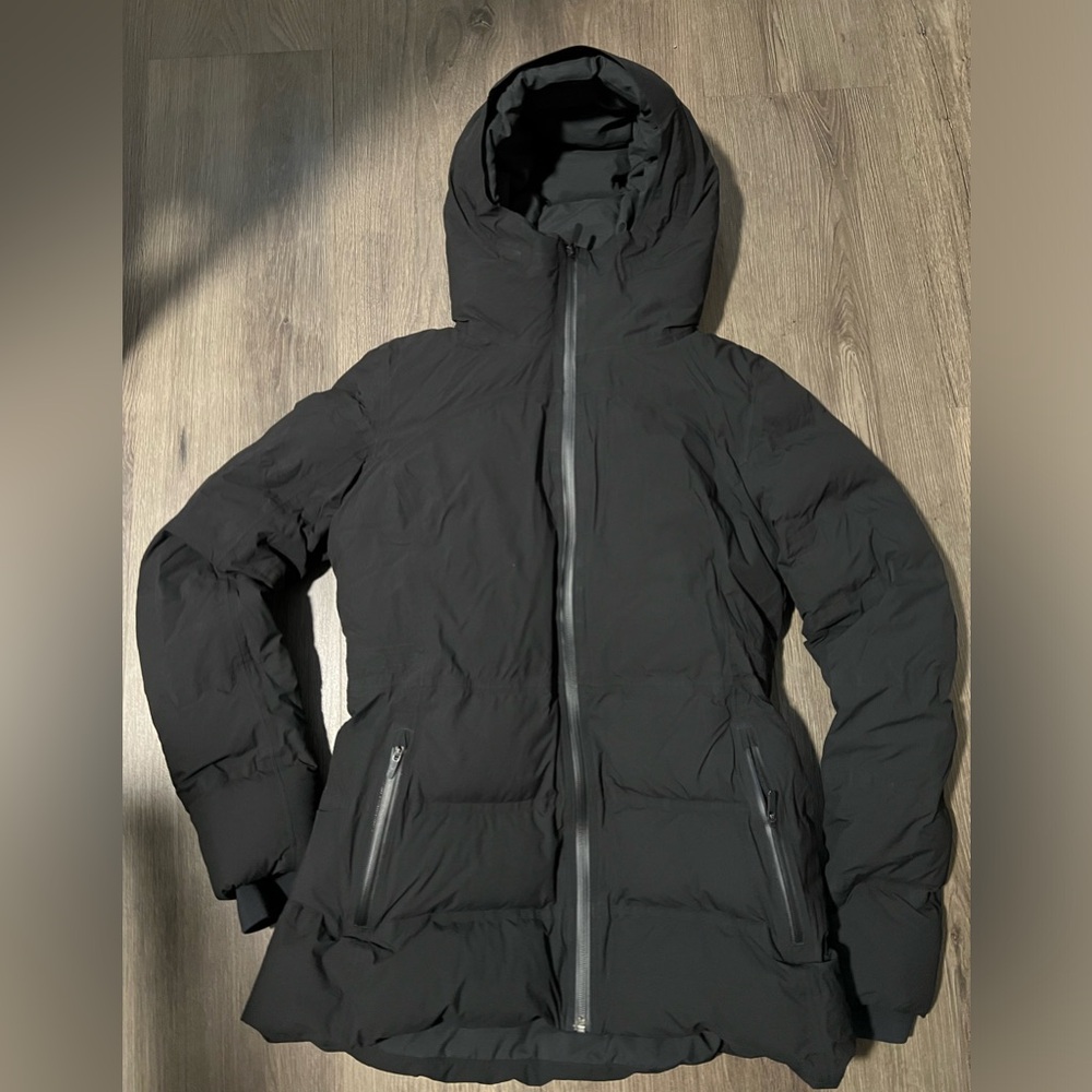 Lululemon Winter goose down Jacket hooded size 10 waterproof